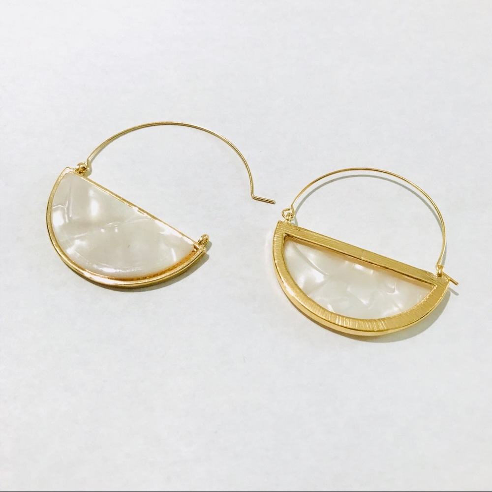SARAH PEARL RESIN LOOP DROP EARRINGS 1.75” x 1.5” - Picture 6 of 8
